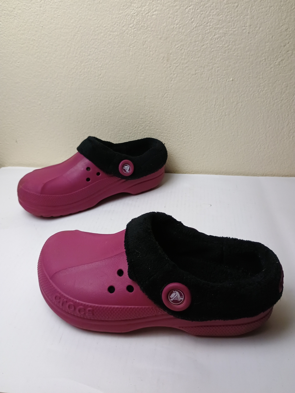 CROCS Blitzen Polar III W-8|M-6 Pink and Black Fleece-Lined Clog Mule